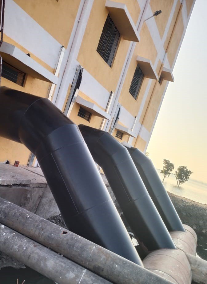 Delivery pipelines exiting the pump house exterior